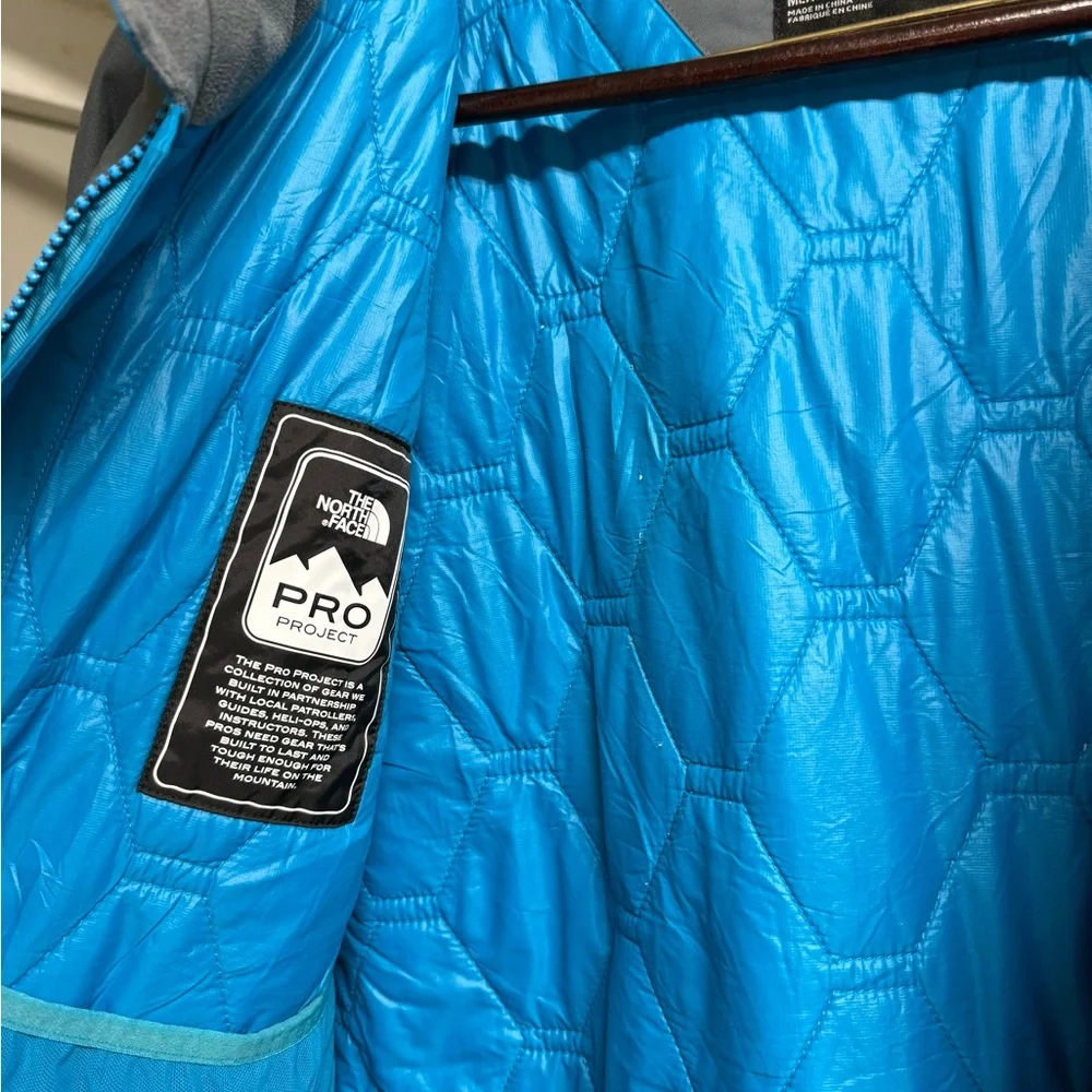 The North Face Men's Performance Jacket in Blue and Gray - Picture 9 of 13